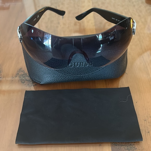 Guess sunglasses women’s main image 4